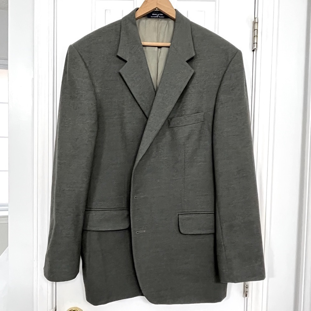 Lands’ End 100% lambswool gray blazer sports coat, size 46R.